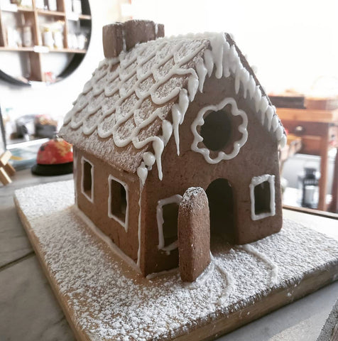 Gingerbread house (not assemble) - Candy not included